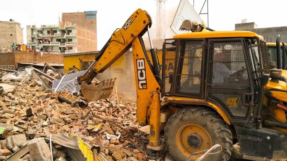 बड़ी कार्रवाई: इंदौर में 100 से अधिक अवैध निर्माणों पर चला बुलडोजर, सुरक्षा के कड़े इंतजाम
