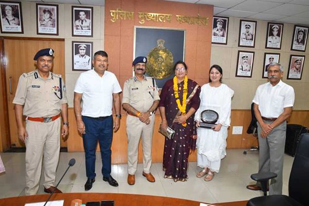 पुलिस मुख्यालय परिवार द्वारा 11 सेवानिवृत्‍त कर्मचारियों को दी गई भावभीनी विदाई