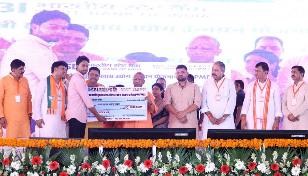 कार्यक्रम था सुबह 10 बजे से लेकिन सात बजे से ही चकरौत पहुंचने लगे लोग