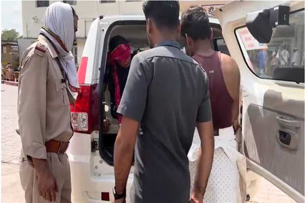 टीकमगढ़ के डायल-112 हीरोज सड़क दुर्घटना में घायल दो युवतियों एवं एक युवक को त्वरित सहायता से पहुँचा