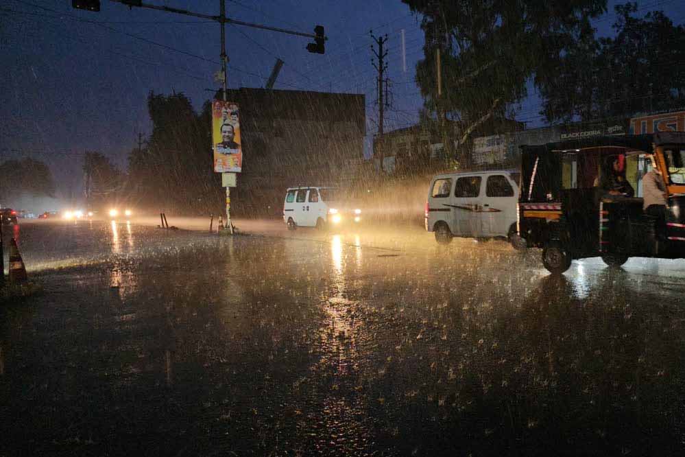 रायगढ़ में देर रात बरसे बादल, तेज हवाओं और बारिश के साथ मौसम विभाग की चेतावनी