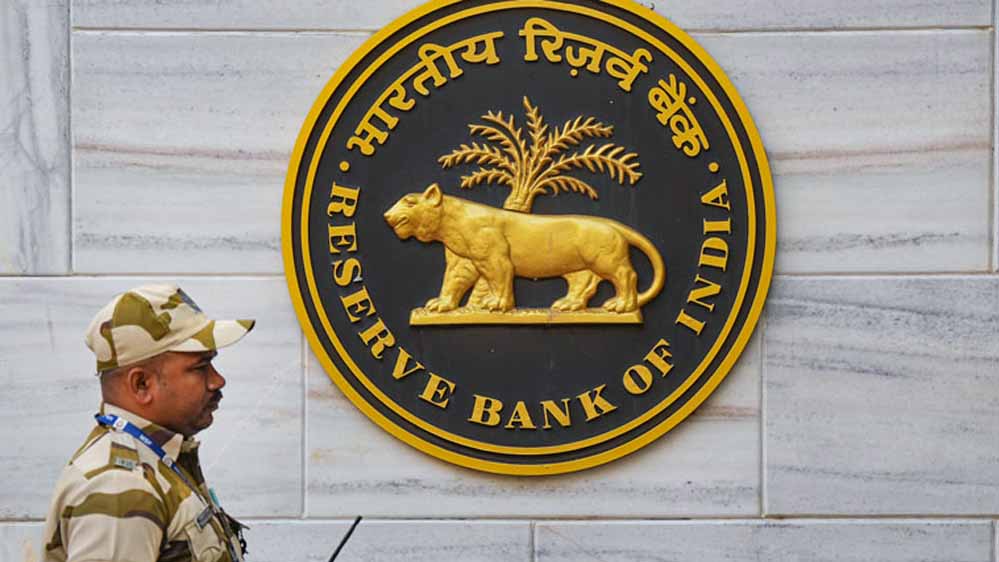 क्या आपका भी है इस बैंक में खाता? RBI ने लगाई 6 महीने की रोक, जानें क्या होगा असर