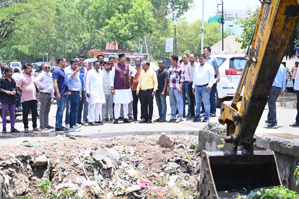 पातरा नाले में मिट्टी डंप होने पर जताई नाराजगी