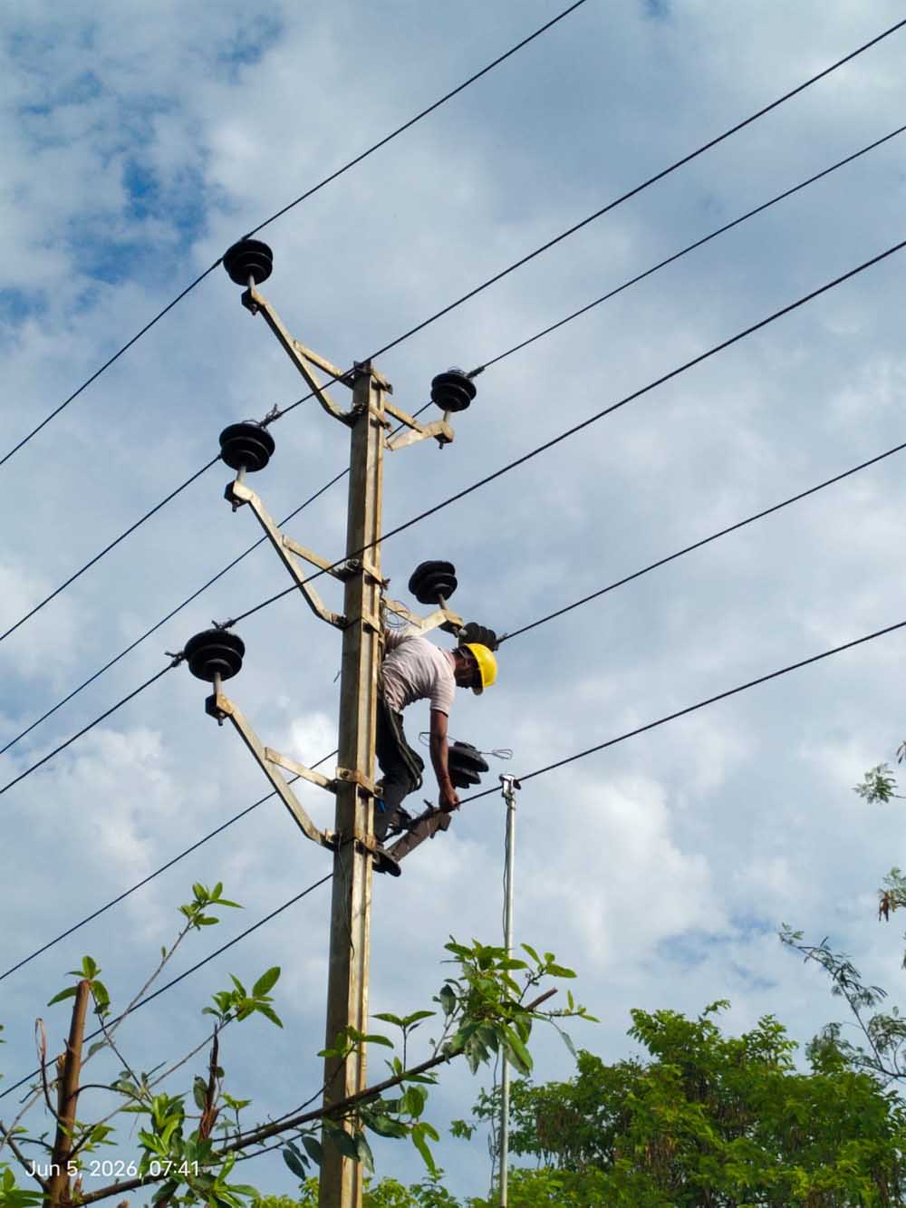 ऊर्जा मंत्री  तोमर ने विषम परिस्थितियों में बिजली कार्मिकों द्वारा व्‍यवधानों के त्‍वरित निराकरण और