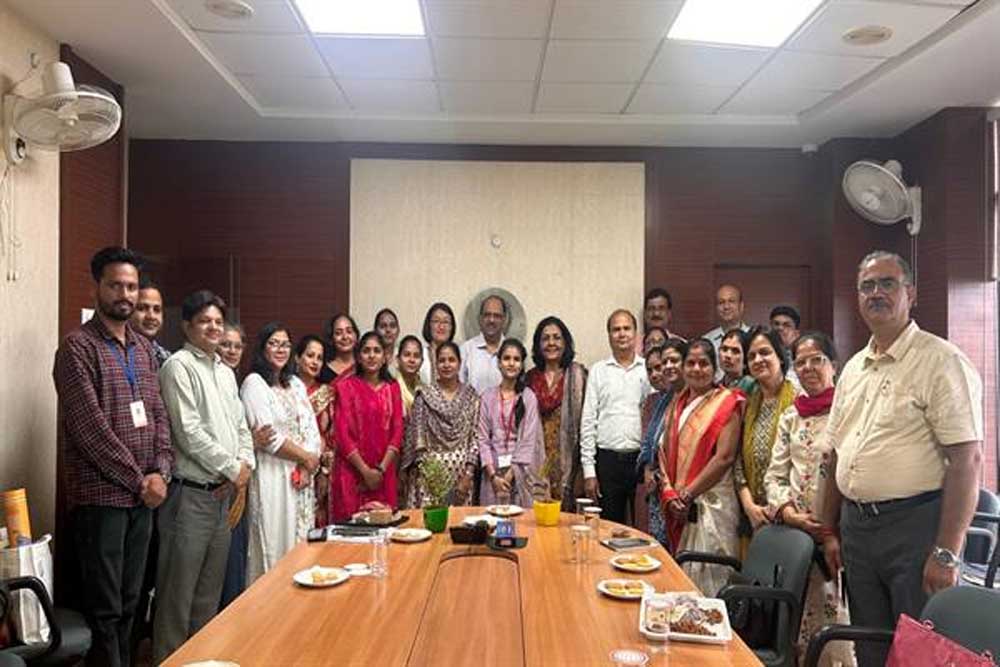 STDW की प्रशिक्षित बेटियों से किया संवाद; हस्तनिर्मित उपहारों ने जीता विदेशी प्रतिनिधिमंडल का दिल