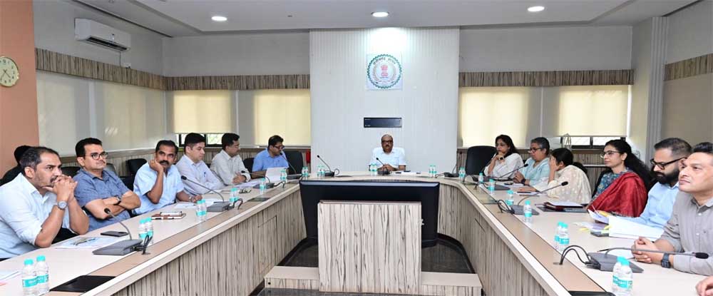मुख्य सचिव ने सीएम हेल्पलाइन में संवेदनशीलता से काम करने के दिए निर्देश