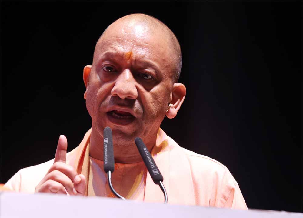 CM योगी की मुस्कान के पीछे छिपा बड़ा इशारा! 'टोटी चोरी' वाले बयान से किस पर साधा निशाना?