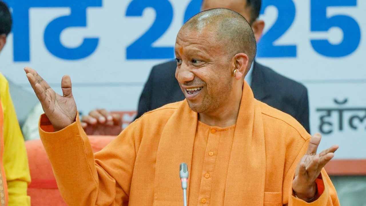 मुख्यमंत्री योगी आदित्यनाथ ने गोरखपुर व आजमगढ़ मंडल में लोक निर्माण विभाग के कार्यों की समीक्षा की