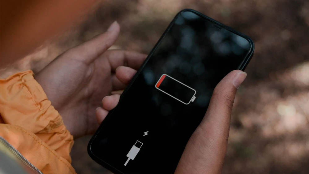 Smartphone Battery Tips: 100% चार्ज करने की आदत पड़ सकती है भारी? जानिए एक्सपर्ट्स की राय