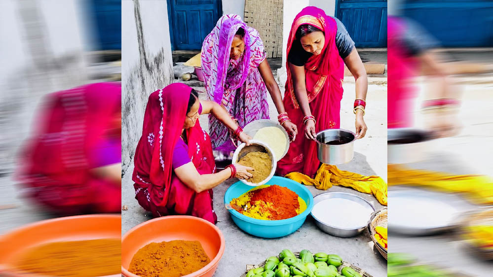 बिहान से बदली महिलाओं की तकदीर, अचार बनाकर आत्मनिर्भर बना माँ जगदंबा समूह