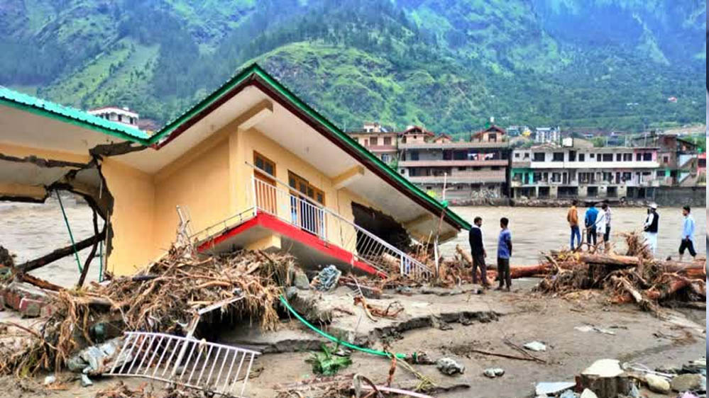 पहली ही बारिश बनी आफत! लेह-मनाली हाईवे बंद, सैकड़ों फंसे, हिमाचल में भारी तबाही