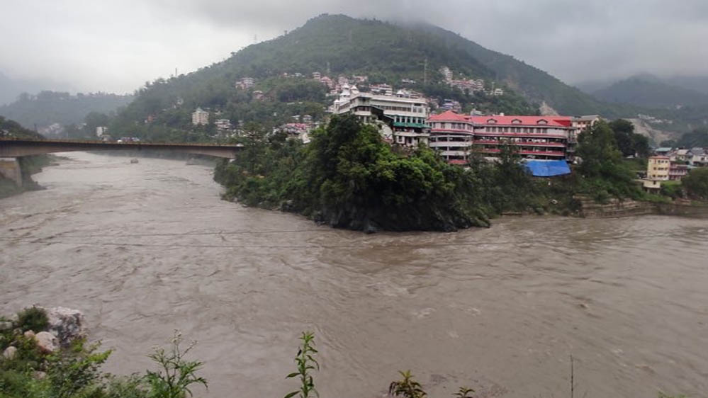 हिमाचल में भारी बारिश से तबाही, 9 की मौत, 49 सड़कें बंद; भूस्खलन ने बढ़ाई मुश्किलें