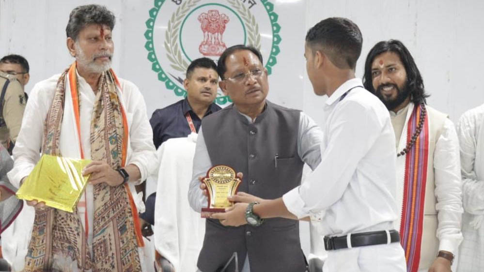 रायपुर: मुख्यमंत्री विष्णुदेव साय ने मेधावी विद्यार्थियों को किया सम्मानित, बढ़ाया उत्साह