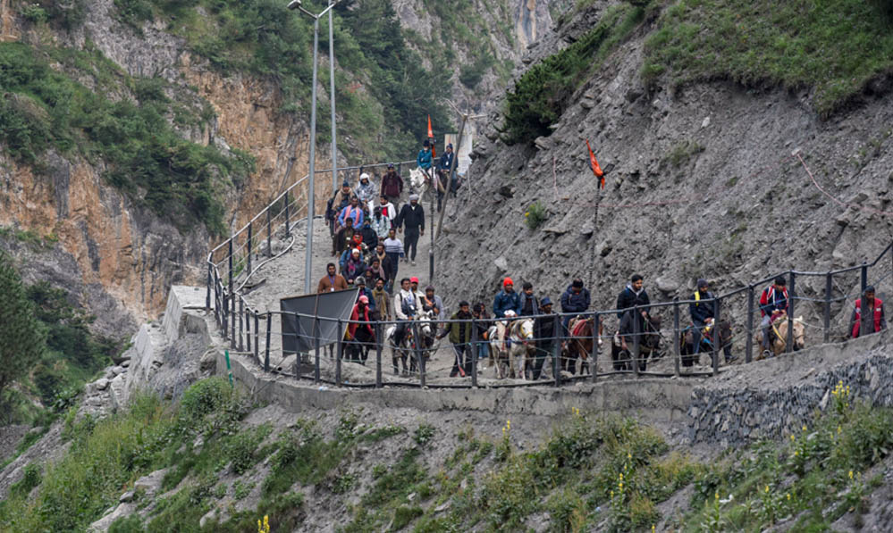 कड़ी सुरक्षा के बीच अमरनाथ यात्रा जारी, 4,812 तीर्थयात्रियों का तीसरा जत्था जम्मू से हुआ रवाना