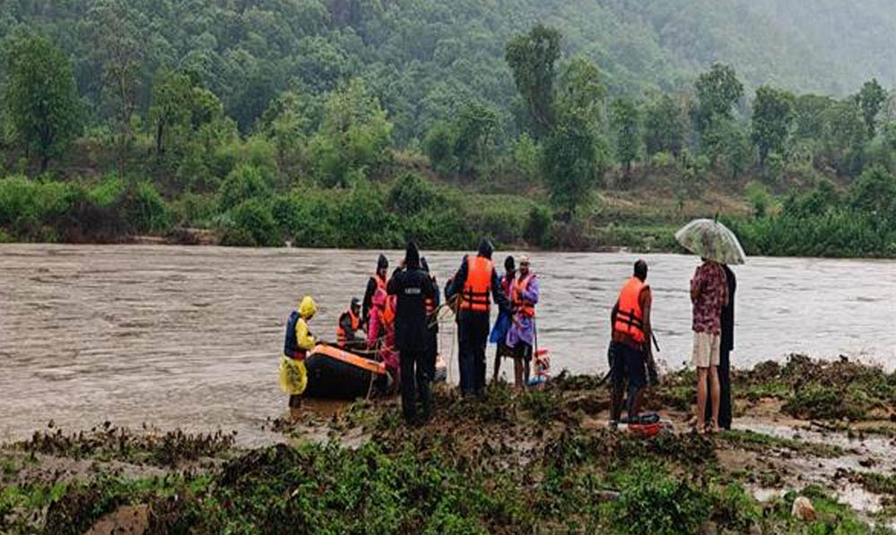 बालाघाट बाढ़: फंसे ग्रामीणों के लिए देवदूत बनी मध्यप्रदेश पुलिस, सुरक्षित निकाले गए लोग