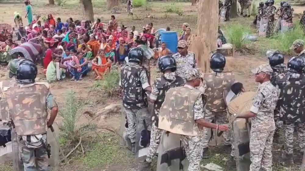 बस्तर के कई गांवों में धर्मांतरण को लेकर बवाल, हालात संभालने पहुंची भारी पुलिस फोर्स