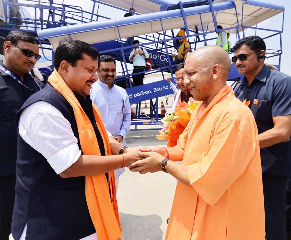 पहली बार लखनऊ पहुंचे भाजपा के राष्ट्रीय अध्यक्ष, सीएम योगी ने मंत्रियों व कार्यकर्ताओं से कराया परि