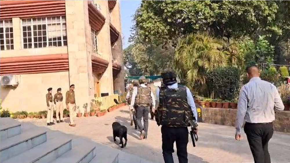 चंडीगढ़ में बम की धमकी से हड़कंप, 7 स्कूलों में चला सर्च ऑपरेशन, मौके पर पहुंची डॉग स्क्वायड