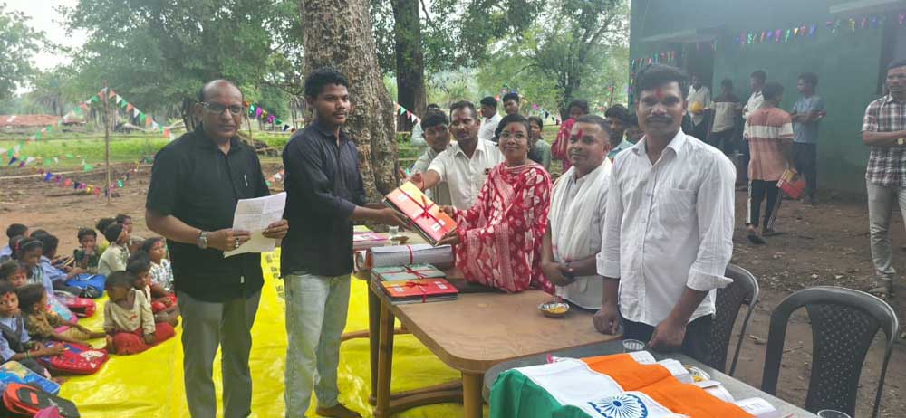 कभी बंद पड़े स्कूलों में फिर लौटी रौनक, बदलते बस्तर की नई तस्वीर