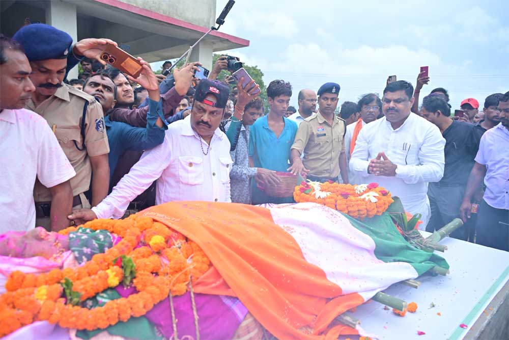 शिक्षा मंत्री ने दी पद्मविभूषण डॉ. तीजन बाई को भावभीनी श्रद्धांजलि, उनकी अंतिम संस्कार में रहे शामि