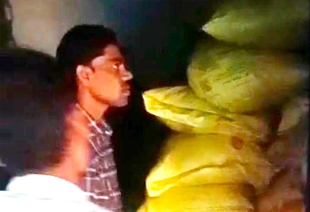 बेमेतरा में अवैध उर्वरक भंडारण पर बड़ी कार्रवाई, 275 बोरी यूरिया जब्त; किसानों के अधिकारों की रक्षा