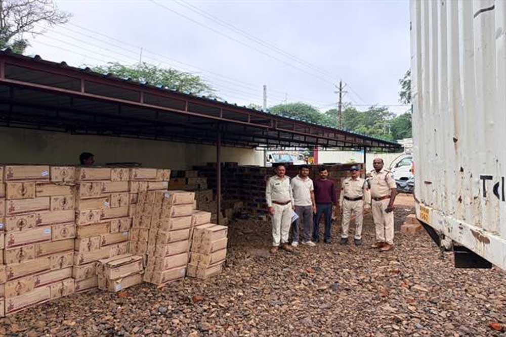 आलीराजपुर में लगभग 2 करोड़ रुपये मूल्य की 2004 पेटी अवैध अंग्रेजी शराब जब्त, दो कंटेनर वाहन सहित दो